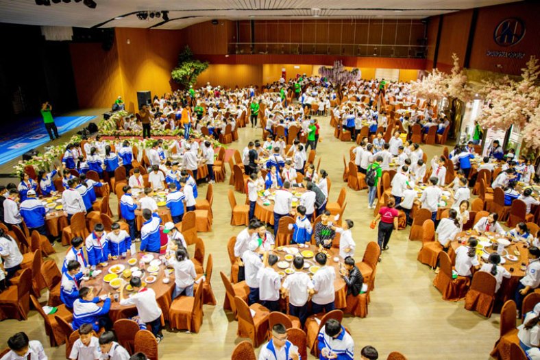 Học sinh ăn uống tại nhà hàng cánh buồm