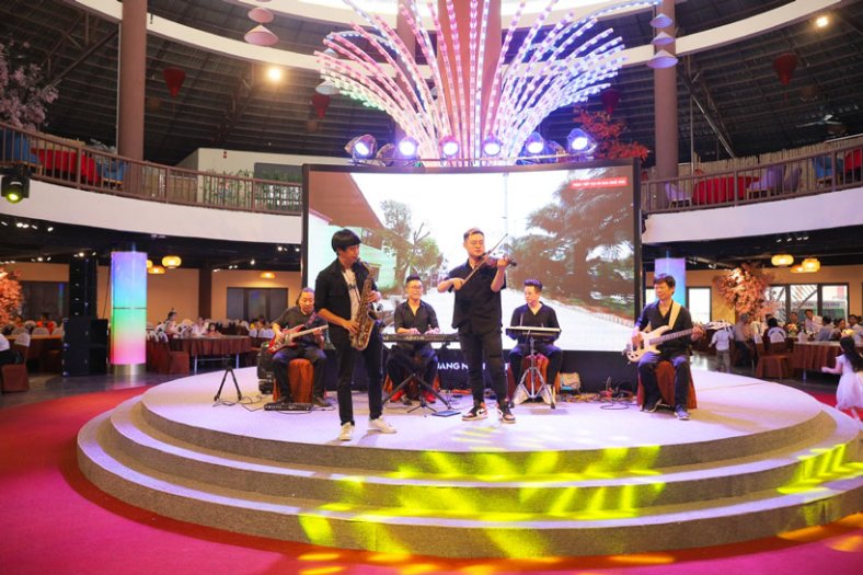 Nhà hàng Trống Đồng mang đến một không gian vừa gần gũi vừa trang trọng