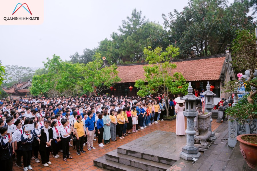 Đền Thờ Chu Văn An Khu Quảng Ninh Gate