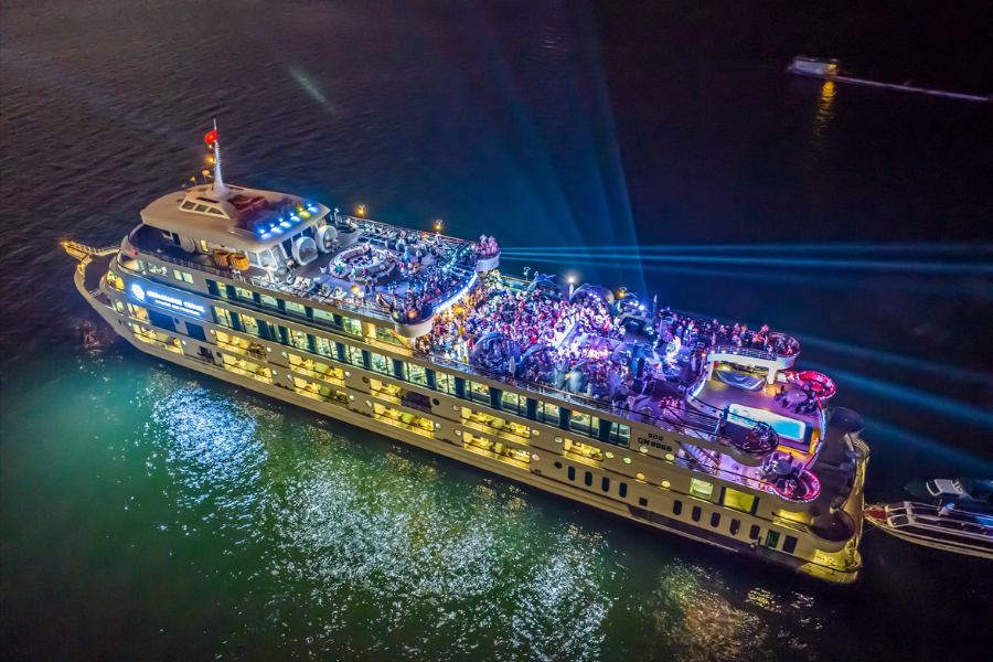Hoạt động giải trí ban đêm trên du thuyền