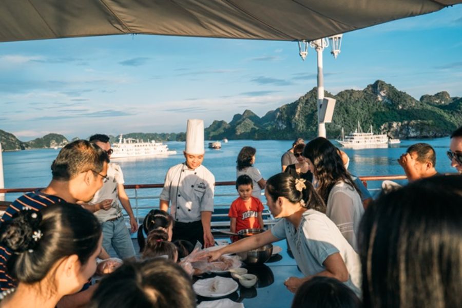 Lớp học nấu ăn trên du thuyền Hạ Long