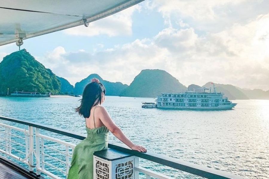 Trải nghiệm ngắm vịnh Hạ Long từ du thuyền