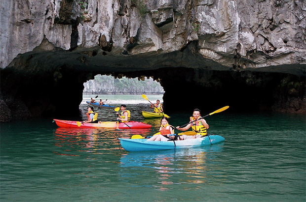 Trải nghiệm chèo thuyền kayak trên Vịnh Hạ Long cực kỳ thú vị