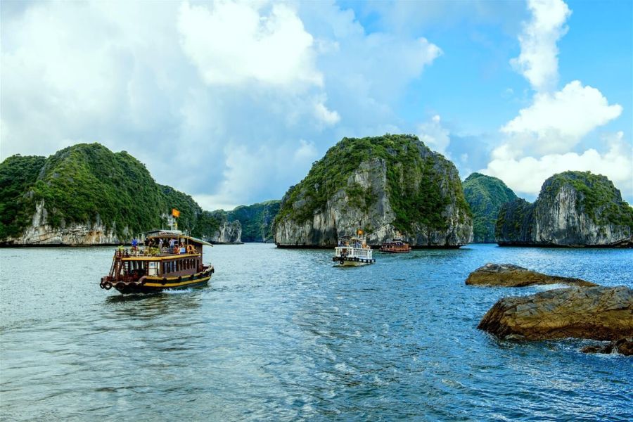 Đi tàu thăm vịnh Lanh Hạ