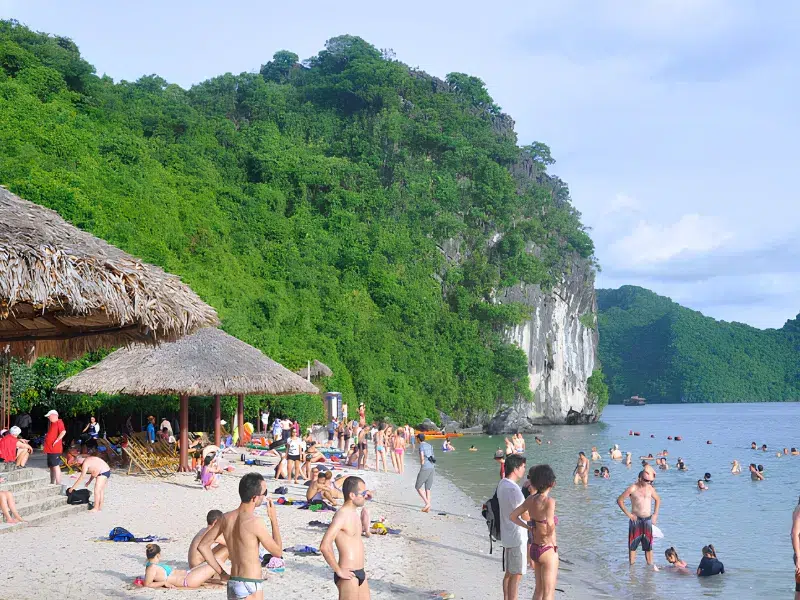 Tắm tại bãi biển đảo soi sim